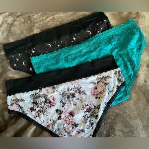 Torrid Mid Rise Hipster lace trim pantys bundle